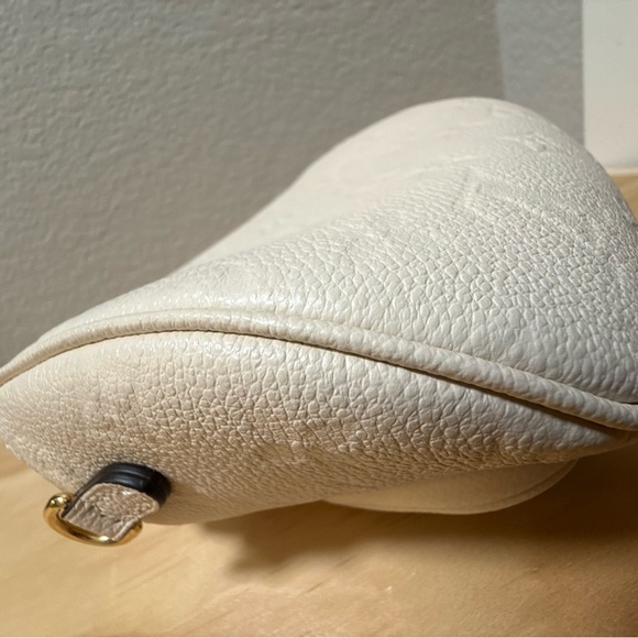 Louis Vuitton Mini Bumbag - Picture 8 of 12